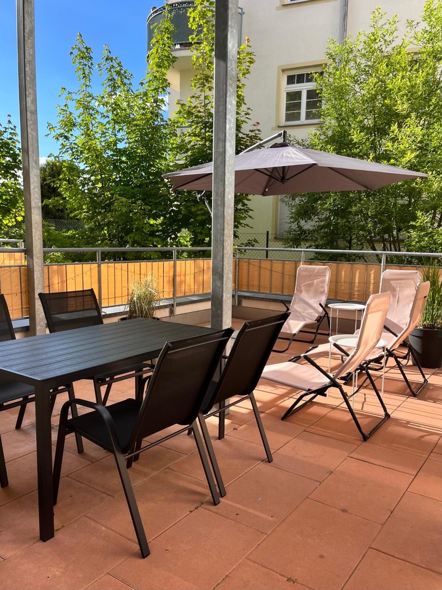 Terasa apartmánu Mlýnská s posezením — Carlsbad Apartments